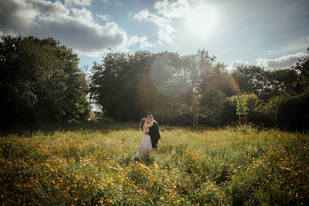 Hochzeitsporträt des Brautpaars in der Blumenwiese in Wilhelmshaven